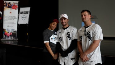 White Sox participate in Chicago beautification event
